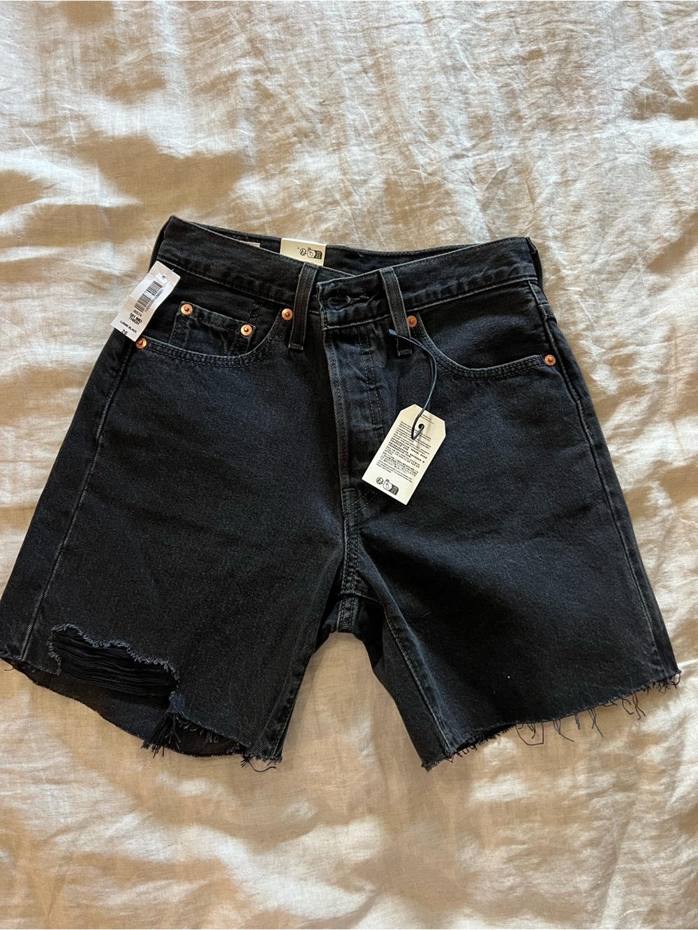 NWT Levi's 501 mid thigh jean short